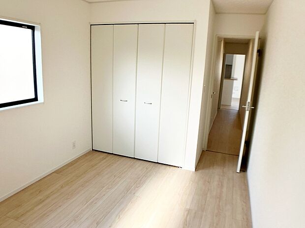 【洋室6.5帖】 お子様の一人部屋として使いやすい広さの居室で、成長に合わせて長くご利用いただけます。クローゼット付きで収納もしやすく、自然とお片付けの習慣が身につきやすい環境です!