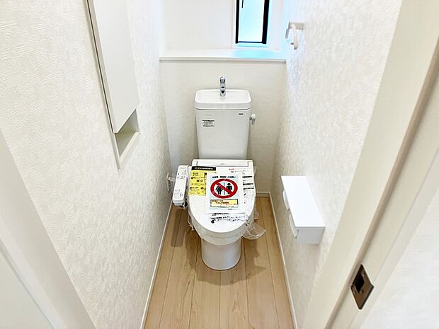 【トイレ】 窓が設けられており、自然の風や日差しを取り入れやすいトイレです。換気性にも配慮されており、明るさとともに圧迫感を軽減し、日常的に気持ちよくお使いいただける空間となっています。