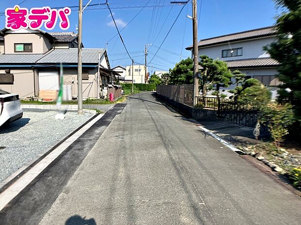 前面道路:南側約4.8m幅、東側約4m幅。前面道路は見通しが良く、車の移動や駐車もスムーズに行えます。毎日の通勤やお買い物などのお出かけも快適で、ゆとりを持って車を出し入れできるのが魅力。