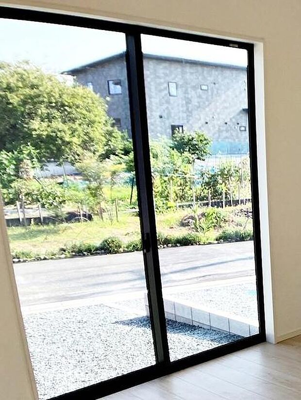 住戸からは閑静な街並みを望むことができ、外の空気を感じながら過ごせます。日常の中で外の景色を眺めることで気分転換もしやすく、ほどよい開放感も感じられます。