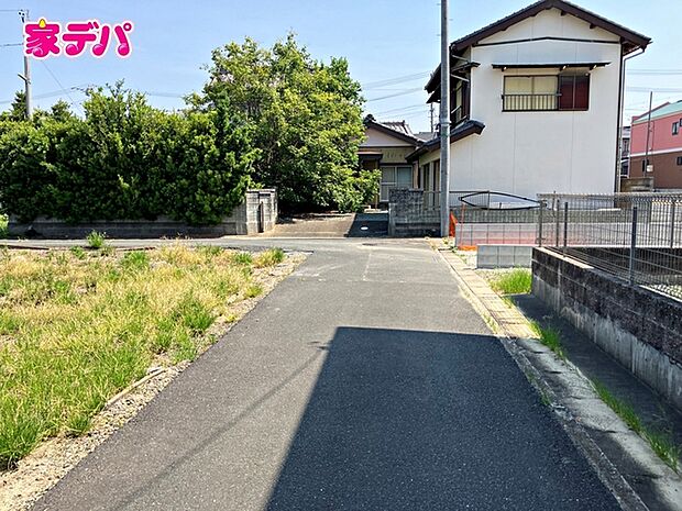 前面道路は車通りが少なく、落ち着いた住環境が魅力です。お子様も安心して過ごしやすく、車の出入りや歩行もしやすい環境です。現地では周辺の様子や道路の雰囲気もあわせてご確認いただけます。