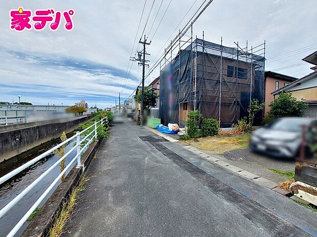 前面道路は見通しが良く、車の移動や駐車もスムーズに行えます。毎日の通勤やお買い物などのお出かけも快適で、ゆとりを持って車を出し入れできるのが魅力。運転が苦手な方でも安心してお使いいただけます。