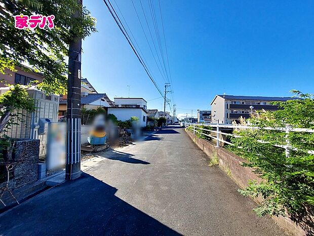前面道路は見通しが良く、車の移動や駐車もスムーズに行えます。毎日の通勤やお買い物などのお出かけも快適で、ゆとりを持って車を出し入れできるのが魅力。運転が苦手な方でも安心してお使いいただけます。