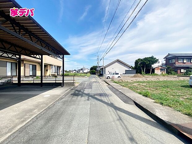 前面道路は見通しが良く、車の移動や駐車もスムーズに行えます。毎日の通勤やお買い物などのお出かけも快適で、ゆとりを持って車を出し入れできるのが魅力。運転が苦手な方でも安心してお使いいただけます。 