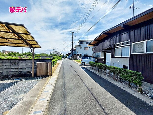 前面道路も広く車通りも少ないので、運転が苦手な方でも自分のペースで駐車ができます 