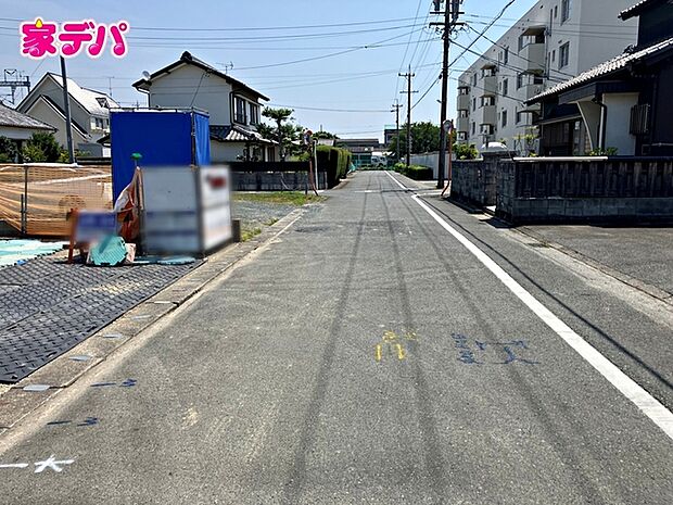 前面道路は公道で、幅員約6ｍのゆとりある広さがあります。車同士のすれ違いや駐車時の切り返しもスムーズに行え、毎日の駐車やお出かけもらくらく。運転が苦手な方でもゆとりを持って出入りしやすい道路幅です。 
