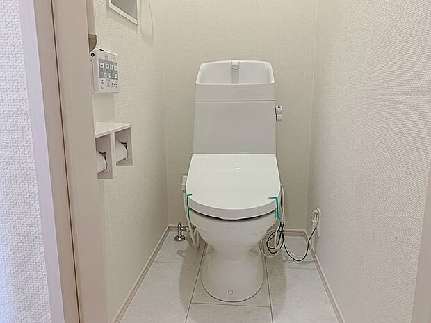【施工例】多機能な温水洗浄便座付きでお掃除がしやすい、清潔なトイレです