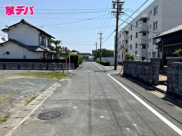前面道路は公道で、幅員約6mのゆとりある広さがあります。車同士のすれ違いや駐車時の切り返しもスムーズに行え、毎日の駐車やお出かけもらくらく。運転が苦手な方でもゆとりを持って出入りしやすい道路幅です。