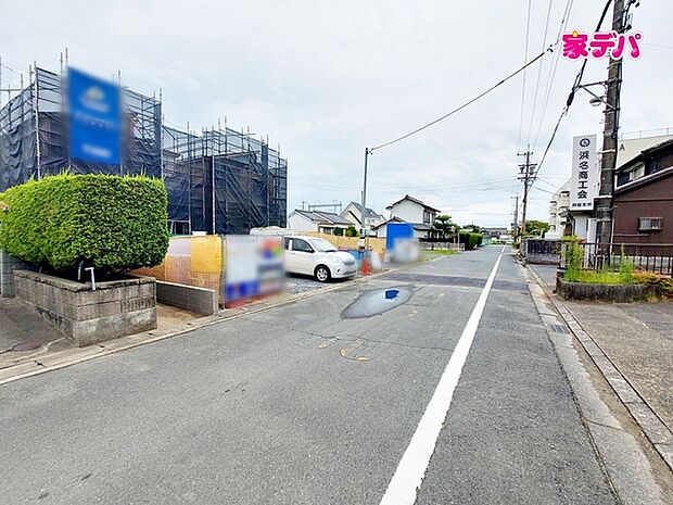 前面道路は公道で、幅員約6ｍのゆとりある広さがあります。車同士のすれ違いや駐車時の切り返しもスムーズに行え、毎日の駐車やお出かけもらくらく。運転が苦手な方でもゆとりを持って出入りしやすい道路幅です。 