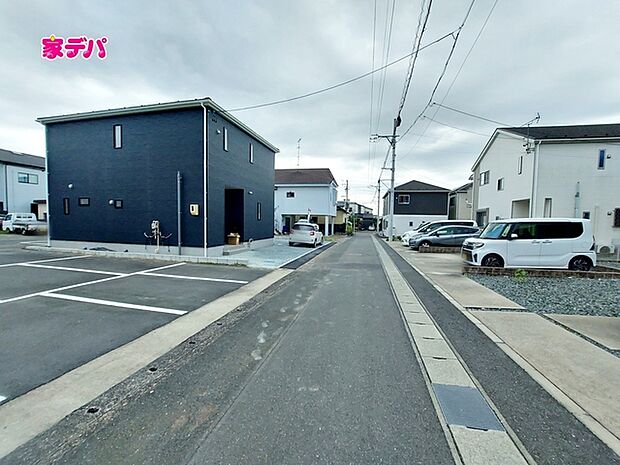 前面道路は車通りが少なく、落ち着いた住環境が魅力です。お子様も安心して過ごしやすく、車の出入りや歩行もしやすい環境です。現地では周辺の様子や道路の雰囲気もあわせてご確認いただけます。 