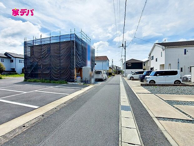 前面道路は車通りが少なく、落ち着いた住環境が魅力です。お子様も安心して過ごしやすく、車の出入りや歩行もしやすい環境です。現地では周辺の様子や道路の雰囲気もあわせてご確認いただけます。