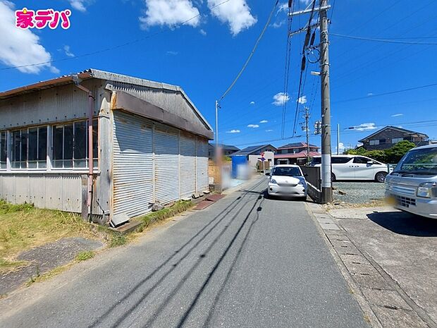 前面道路は車通りが少なく、落ち着いた住環境が魅力です。お子様も安心して過ごしやすく、車の出入りや歩行もしやすい環境です。現地では周辺の様子や道路の雰囲気もあわせてご確認いただけます。