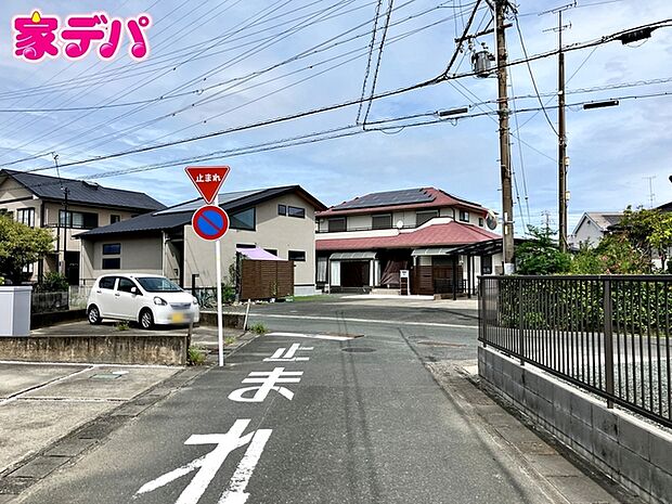 前面道路は車通りが少なく、落ち着いた住環境が魅力です。お子様も安心して過ごしやすく、車の出入りや歩行もしやすい環境です。現地では周辺の様子や道路の雰囲気もあわせてご確認いただけます。 