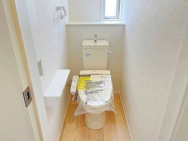 【施工例】多機能な温水洗浄便座付きでお掃除がしやすい、清潔なトイレです