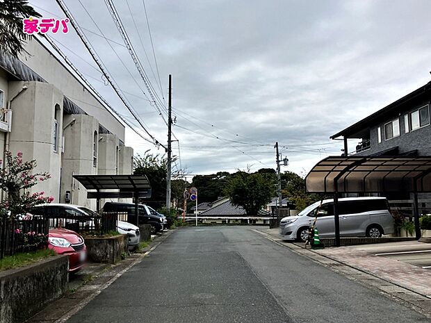 前面約5.9m幅の道路に面しており、車の通行や駐車もゆとりを持って行える広さです。毎日のお出かけやお買い物の際もスムーズで、運転が苦手な方でも安心して車の出し入れができます。