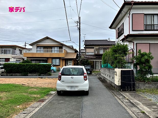 静かな住宅街で車通りも比較的少なく、毎日の車の出し入れもスムーズ。駐車や切り返しもしやすく、ゆとりを持って運転できるので、毎日快適にお使いいただけます。