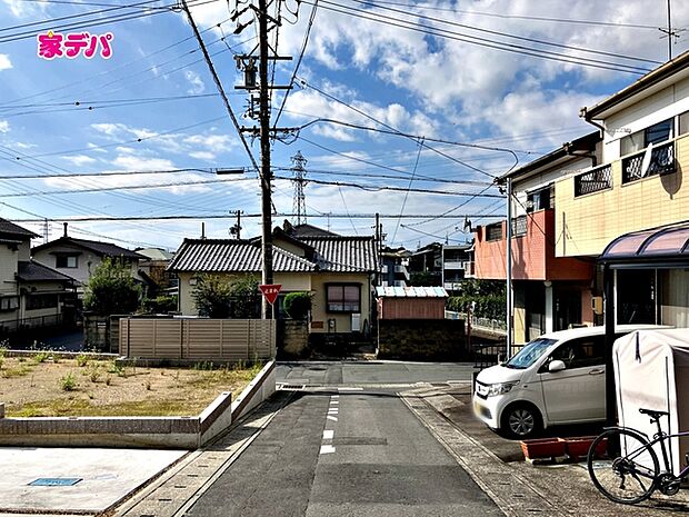 静かな住宅街で車通りも比較的少なく、毎日の車の出し入れもスムーズ。駐車や切り返しもしやすく、ゆとりを持って運転できるので、毎日快適にお使いいただけます。 
