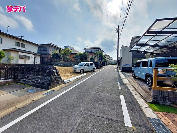 静かな住宅街で車通りも比較的少なく、毎日の車の出し入れもスムーズ。駐車や切り返しもしやすく、ゆとりを持って運転できるので、毎日快適にお使いいただけます。