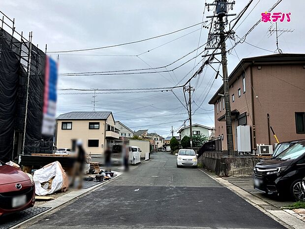前面約5.9m幅の道路に面しており、車の通行や駐車もゆとりを持って行える広さです。毎日のお出かけやお買い物の際もスムーズで、運転が苦手な方でも安心して車の出し入れができます。