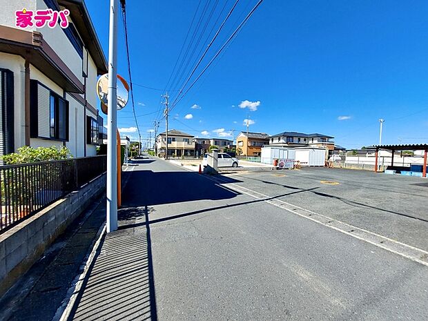 前面道路は幅員約5.5mとゆとりがあり、車の出し入れや駐車もスムーズに行えます。見通しも良く、毎日のお出かけやお買い物も快適。運転が苦手な方でも落ち着いて車を扱いやすく、安心して暮らせる住環境です。