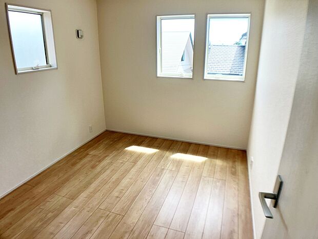 【洋室5.2帖】 お子様にとっての初めての「自分の部屋」としても使いやすく、学習机やベッドの配置もしやすい広さがあります。