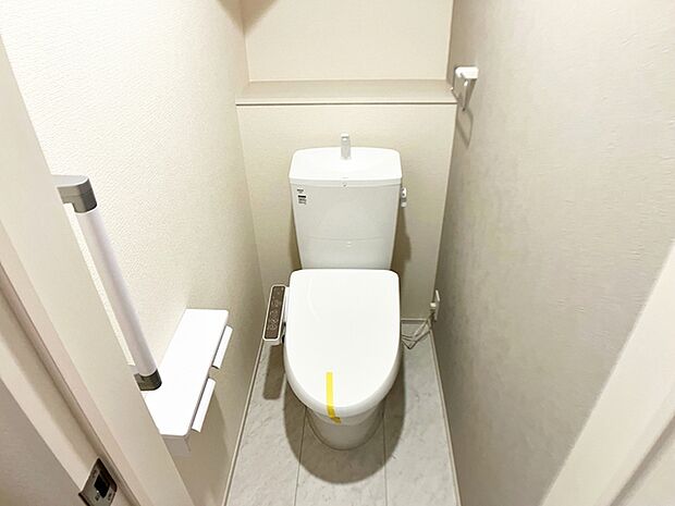 【1階トイレ】 各フロアに1か所ずつシャワー機能付きトイレを設置しており、朝の忙しい時間帯でもスムーズに利用できるため、混雑の軽減にもつながります。
