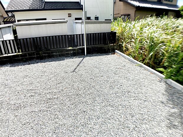 リビングからそのまま庭へ出られるため、お子さまの外遊びやガーデニング、家庭菜園などを身近に楽しめます。室内と庭を行き来しやすく、休日の過ごし方も広がる間取りです!
