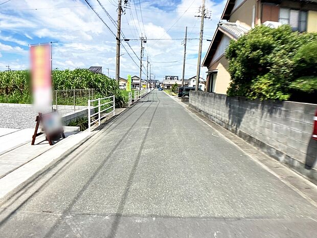 前面道路:東側約5.6m幅。 静かな住宅街で車通りも比較的少なく、毎日の車の出し入れもスムーズ。駐車や切り返しもしやすく、ゆとりを持って運転できるので、毎日快適にお使いいただけます。