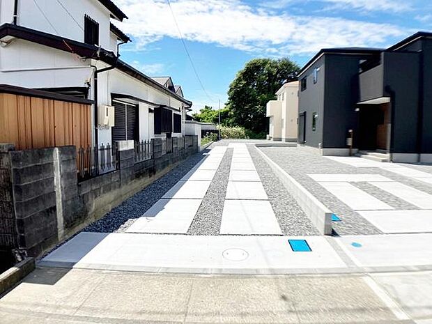3台駐車可能なカースペースを確保!ご家族それぞれがお車をお持ちの場合はもちろん、お友達やご親族が遊びに来た際にも困りません。来客時にも安心してお迎えできる、ゆとりのある駐車スペースです。