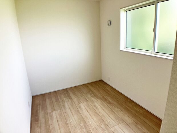 【洋室4.4帖】 腰窓を採用した洋室で、家具やデスクの配置がしやすくレイアウトの自由度が高いのが特徴です。子供部屋や書斎としても使いやすく、日差しを取り込みながら快適にお過ごしいただけます!