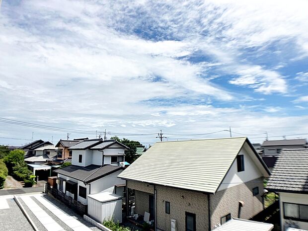 バルコニーからは閑静な街並みを望むことができ、外の空気を感じながら過ごせるスペースです。日常の中で外の景色を眺めることで気分転換もしやすく、ほどよい開放感も感じられます。