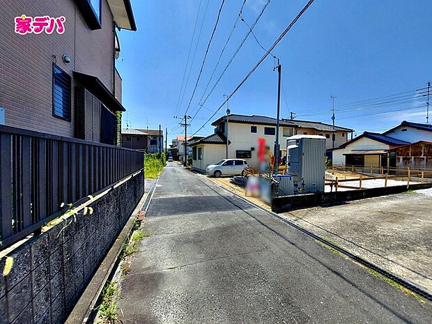 静かな住宅街で車通りも比較的少なく、毎日の車の出し入れもスムーズ。駐車や切り返しもしやすく、ゆとりを持って運転できるので、毎日快適にお使いいただけます。 