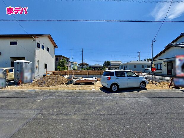 基礎工事中です。ご見学希望のお客様につきましては同型同仕様の物件にご案内いたします。当日のご連絡でも対応いたします。お気軽に『家デパ』までお問い合わせ下さい！経験豊富なスタッフが対応いたします。