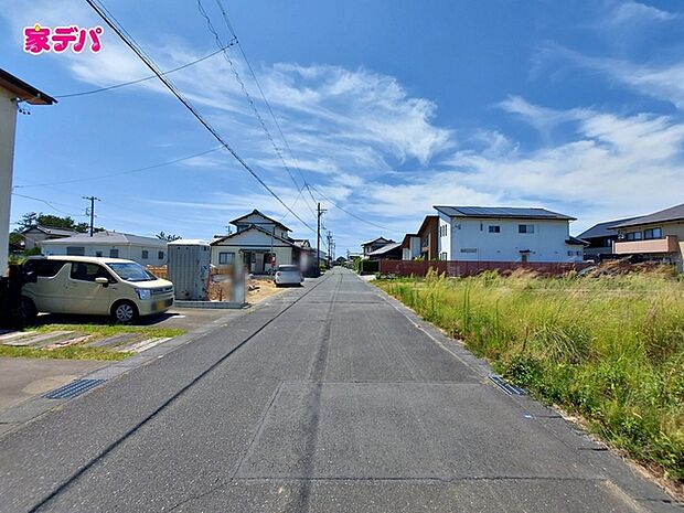 前面道路は公道で、幅員約6ｍのゆとりある広さがあります。車同士のすれ違いや駐車時の切り返しもスムーズに行え、毎日の駐車やお出かけもらくらく。運転が苦手な方でもゆとりを持って出入りしやすい道路幅です。 