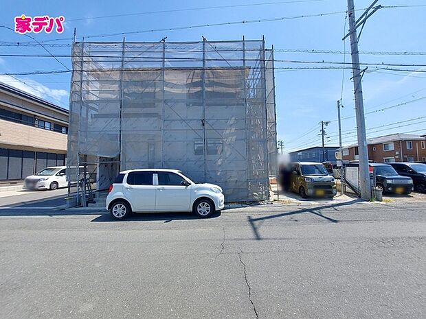 上棟しました。ご見学希望のお客様につきましては同型同仕様の物件にご案内いたします。当日のご連絡でも対応いたします。お気軽に『家デパ』までお問い合わせ下さい!経験豊富なスタッフが対応いたします。