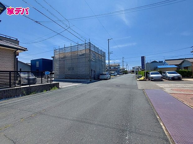 前面道路はゆとりの約8.5m!車通りも比較的少なく、落ち着いた住環境が魅力です。