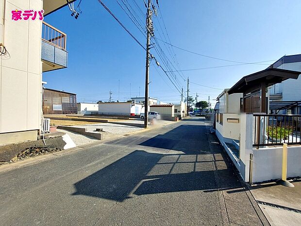 前面道路はゆとりの約6m!車通りも比較的少なく、落ち着いた住環境が魅力です。