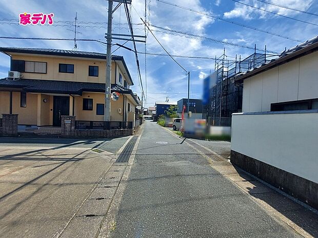 静かな住宅街で車通りも比較的少なく、毎日の車の出し入れもスムーズ。駐車や切り返しもしやすく、ゆとりを持って運転できるので、毎日快適にお使いいただけます。 