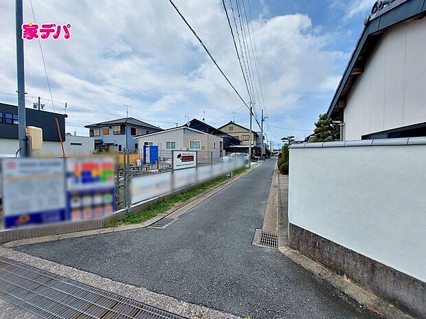 前面道路は車通りが少なく、落ち着いた住環境が魅力です。お子様も安心して過ごしやすく、車の出入りや歩行もしやすい環境です。現地では周辺の様子や道路の雰囲気もあわせてご確認いただけます。 