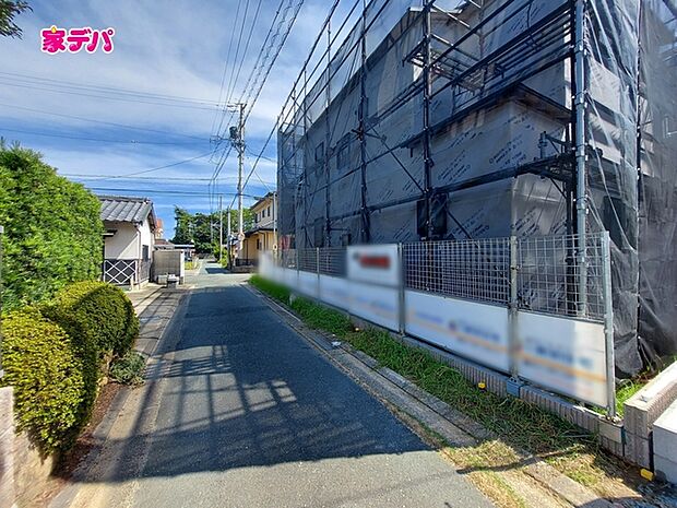 前面道路は車通りが少なく、落ち着いた住環境が魅力です。お子様も安心して過ごしやすく、車の出入りや歩行もしやすい環境です。現地では周辺の様子や道路の雰囲気もあわせてご確認いただけます。 