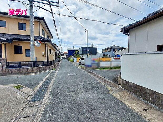 静かな住宅街で車通りも比較的少なく、毎日の車の出し入れもスムーズ。駐車や切り返しもしやすく、ゆとりを持って運転できるので、毎日快適にお使いいただけます。 