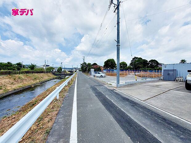 静かな住宅街で車通りも比較的少なく、毎日の車の出し入れもスムーズ。駐車や切り返しもしやすく、ゆとりを持って運転できるので、毎日快適にお使いいただけます。 