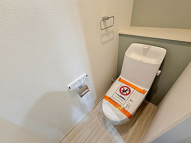 【施工例】多機能な温水洗浄便座付きでお掃除がしやすい、清潔なトイレです