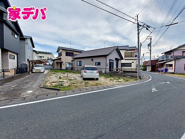前面道路は幅員約5mとゆとりがあり、車の出し入れや駐車もスムーズに行えます。見通しも良く、毎日のお出かけやお買い物も快適。運転が苦手な方でも落ち着いて車を扱いやすく、安心して暮らせる住環境です。