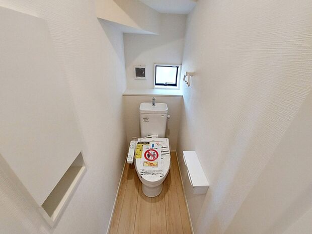 【1階トイレ】 各フロアに1か所ずつシャワー機能付きトイレを設置しており、朝の忙しい時間帯でもスムーズに利用できるため、混雑の軽減にもつながります。