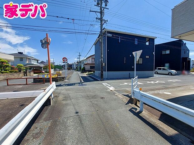 前面道路:西側約4m幅、北側約4m幅。 静かな住宅街で車通りも比較的少なく、毎日の車の出し入れもスムーズ。駐車や切り返しもしやすく、ゆとりを持って運転できるので、毎日快適にお使いいただけます。