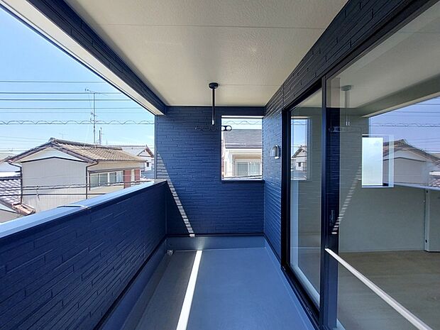 【バルコニー】 2部屋からアクセス可能なインナーバルコニーです。急な雨の日でも洗濯物が濡れにくく、安心してお使いいただけます。