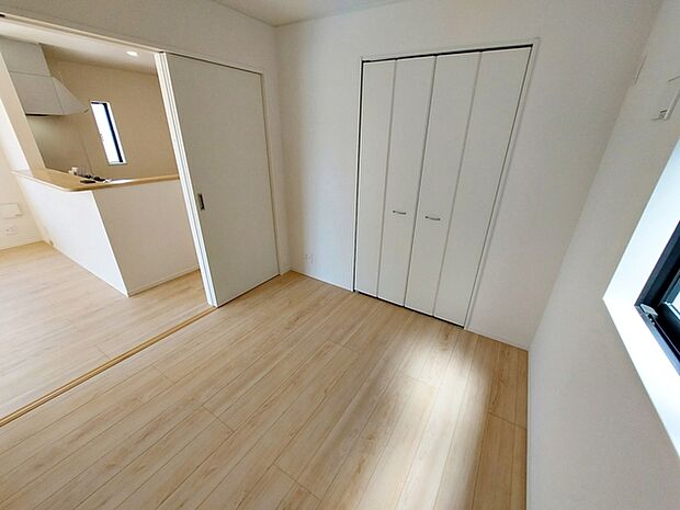 【洋室4.5帖】 リビングと続き間の洋室は、収納スペースとしてもお部屋としても柔軟にご利用いただけます。
