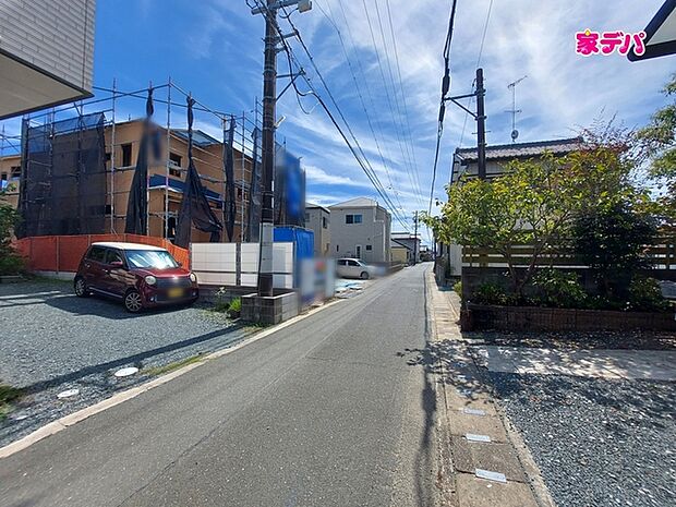 静かな住宅街で車通りも比較的少なく、毎日の車の出し入れもスムーズ。駐車や切り返しもしやすく、ゆとりを持って運転できるので、毎日快適にお使いいただけます。