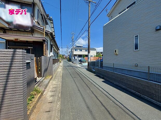 静かな住宅街で車通りも比較的少なく、毎日の車の出し入れもスムーズ。駐車や切り返しもしやすく、ゆとりを持って運転できるので、毎日快適にお使いいただけます。 